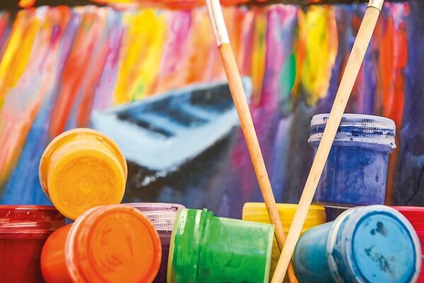 Pots de peinture et oeuvre barque