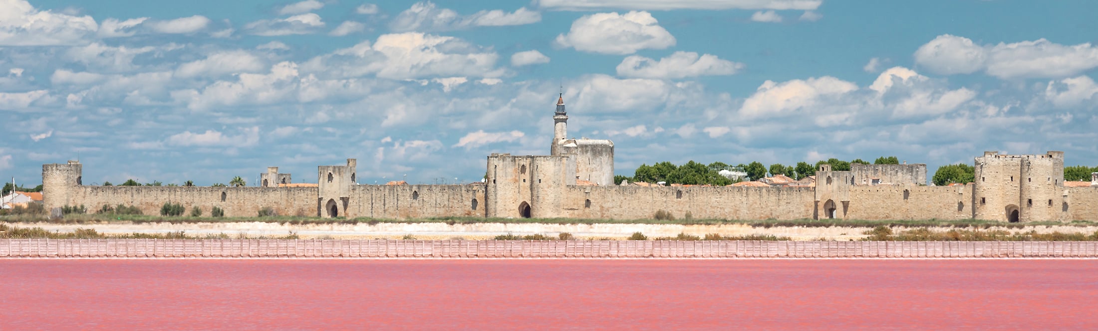les salins devant les remparts d'Aigues-Mortes