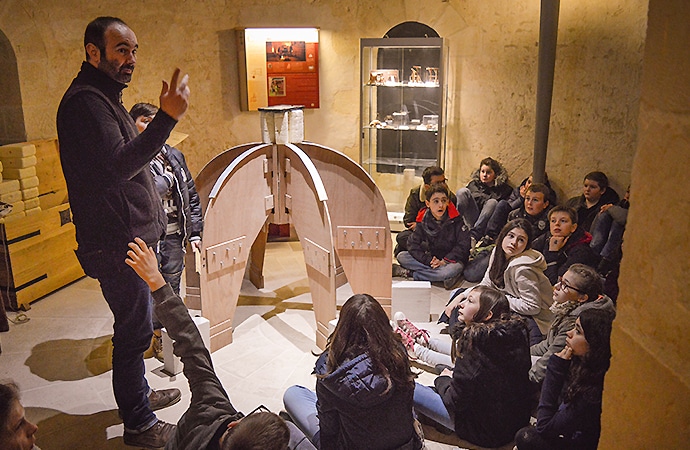 Enfants participant à un atelier bâtisseurs dans un chateau médiéval