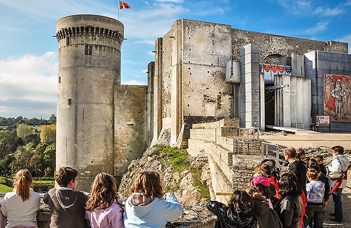 Visite d'un groupe scolaire au château médiéval de Falaise