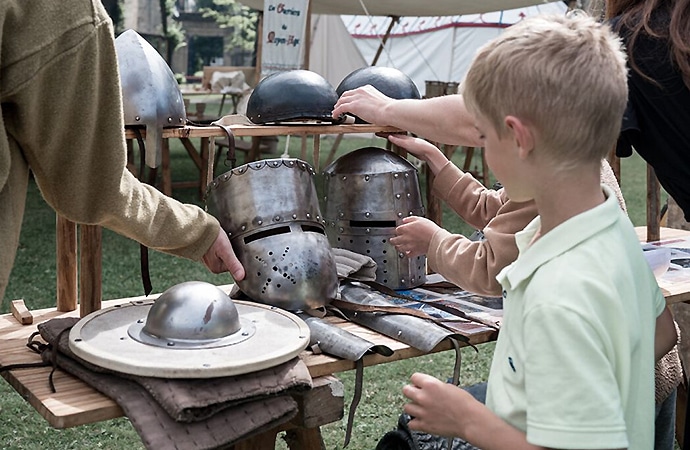 Enfant observant des tenues de chevaliers