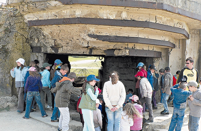 Groupe d'élèves sur le circuit des plages du débarquement en normandie