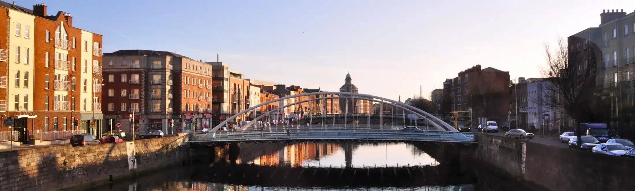 ville de dublin au levé de soleil avec rivière et pont