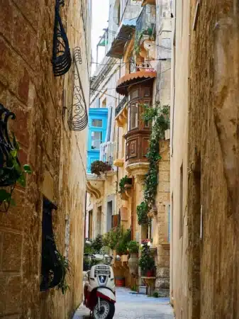 ruelle étroite de malte avec scooter
