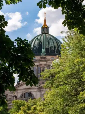 cathédrale de Berlin en arrière plan derrière arbre
