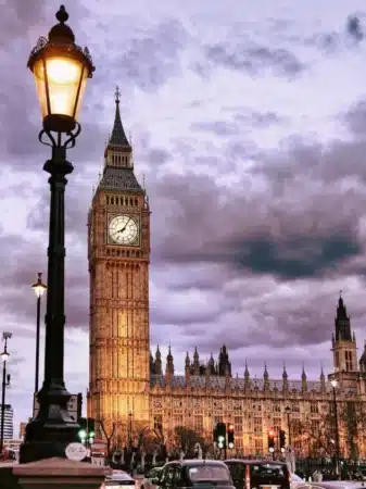 big ben de nuit à Londres et sa ville
