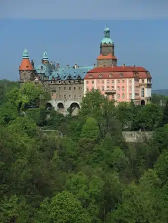 château en Pologne à Cracovie vue de loin