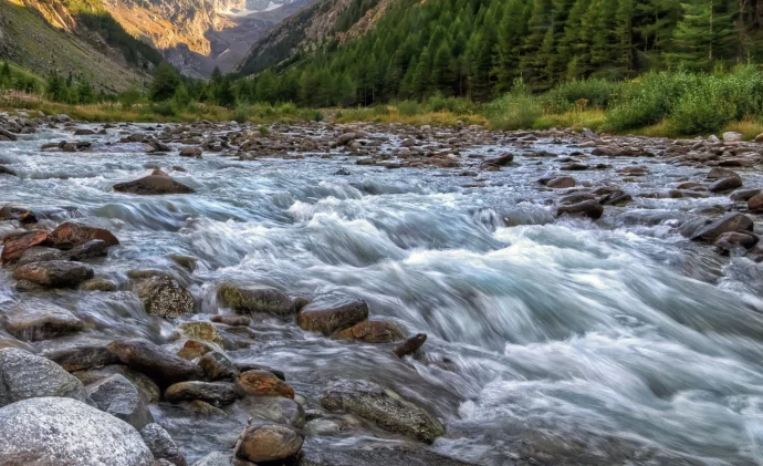cours d'eau torrent en montagne