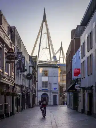 centre ville de cardiff et ses ruelles