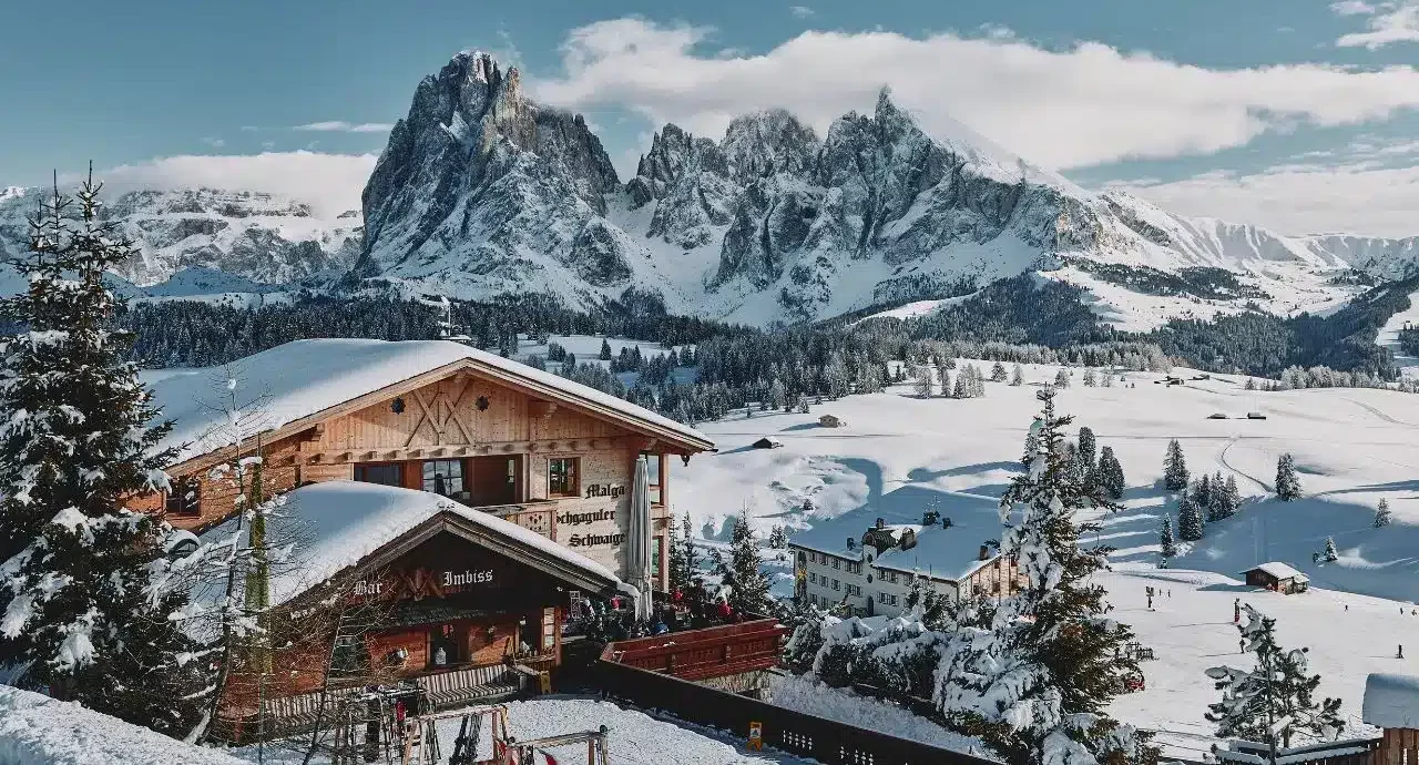 vue montagnes enneigées avec bâtisse au premier plan
