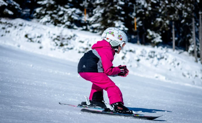 enfant en cours de ski en classes montagne