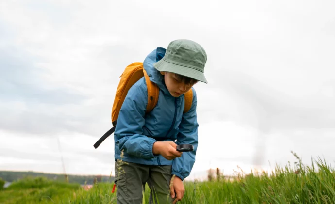 enfant observation de la biodiversité en classes montagne
