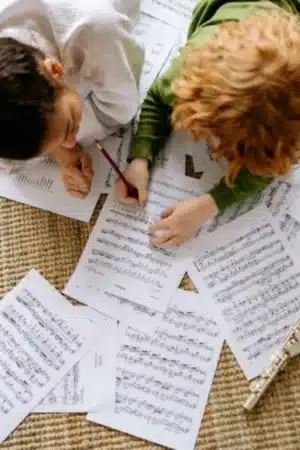 élèves en projets scolaires artistiques sur la musique partitions