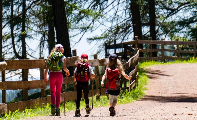Enfants en randonnée en classes montagne