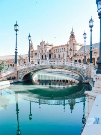 monument et pont au dessus de l'eau en Espagne