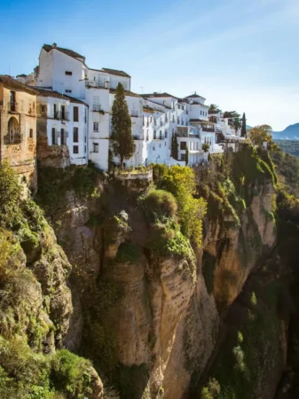 Village blanc perché sur une falaise en Espagne