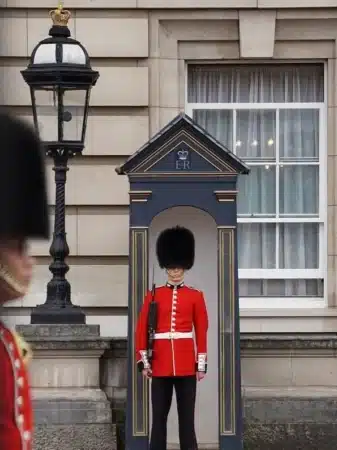 garde à buckingham palace à londres