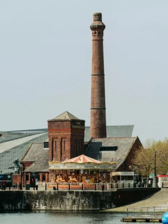 liverpool-quai Quai de Liverpool avec manège