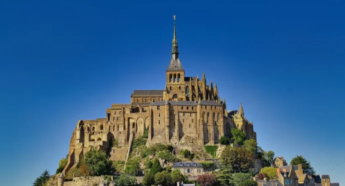mont saint-michel vue de loin et son ciel bleu