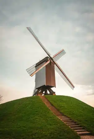 moulin à vent à bruges dans la campagne en belgique