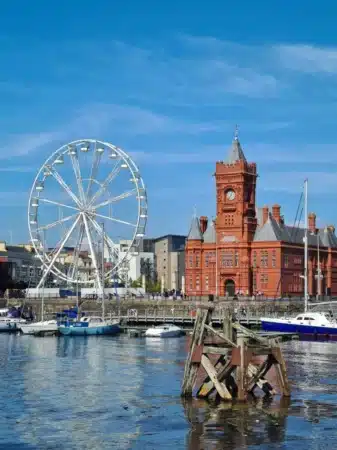 grande roue et pierhead building à Cardiff Bay