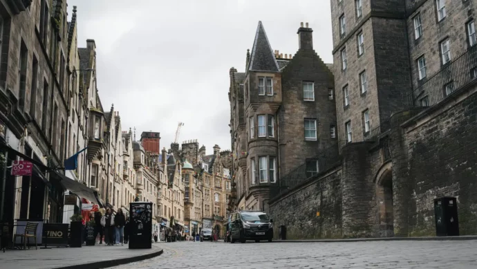 rue pavée à Edimbourg en Écosse