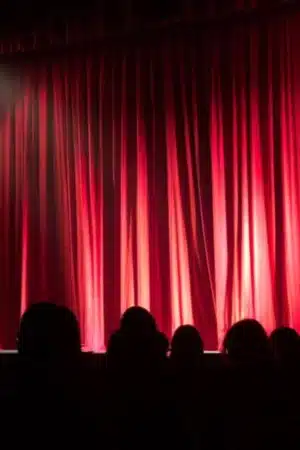 scène de théatre avec public rideaux rouges