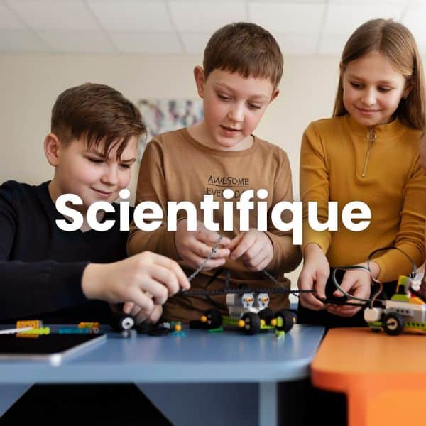 élèves en projets scolaires scientifiques robotique