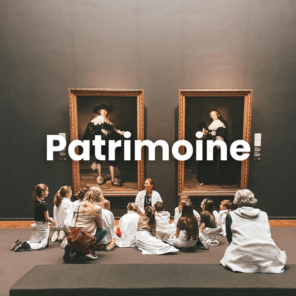 élèves en visite d'un musée patrimoine et monuments