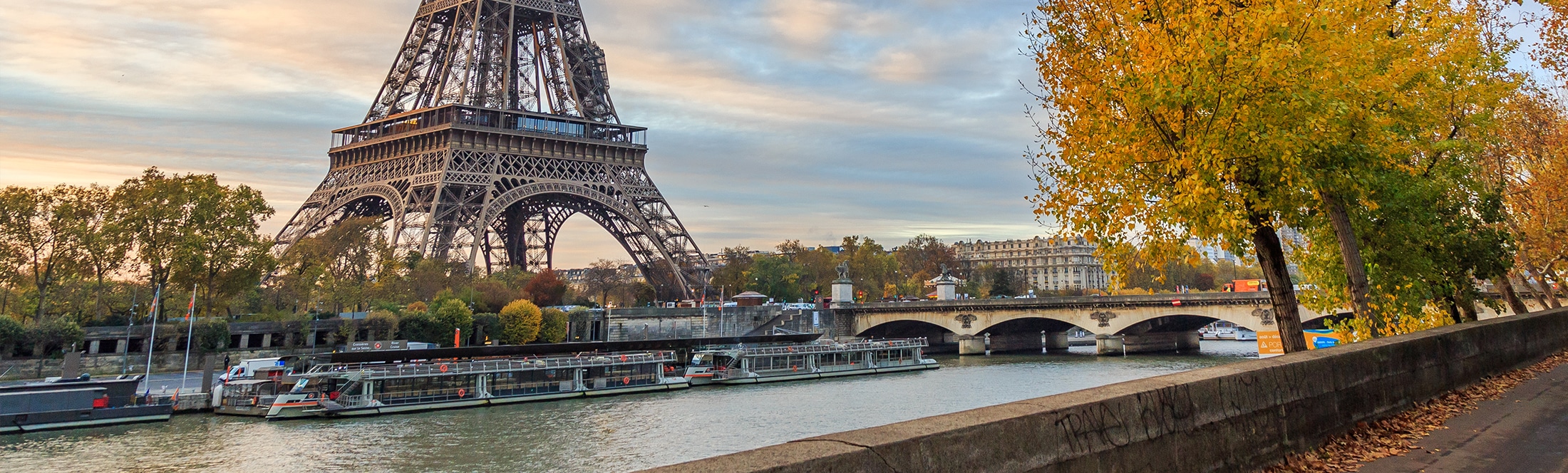Quais de Paris avec vue sur la Seine et le tour Eiffel