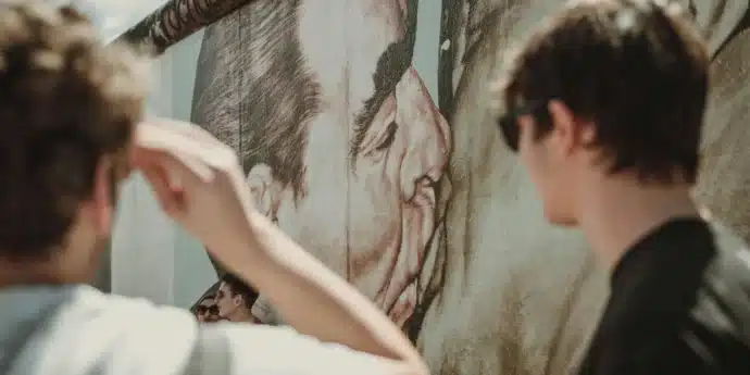 Adolescents devant le mur de Berlin lors d'un voyage scolaire en Allemagne