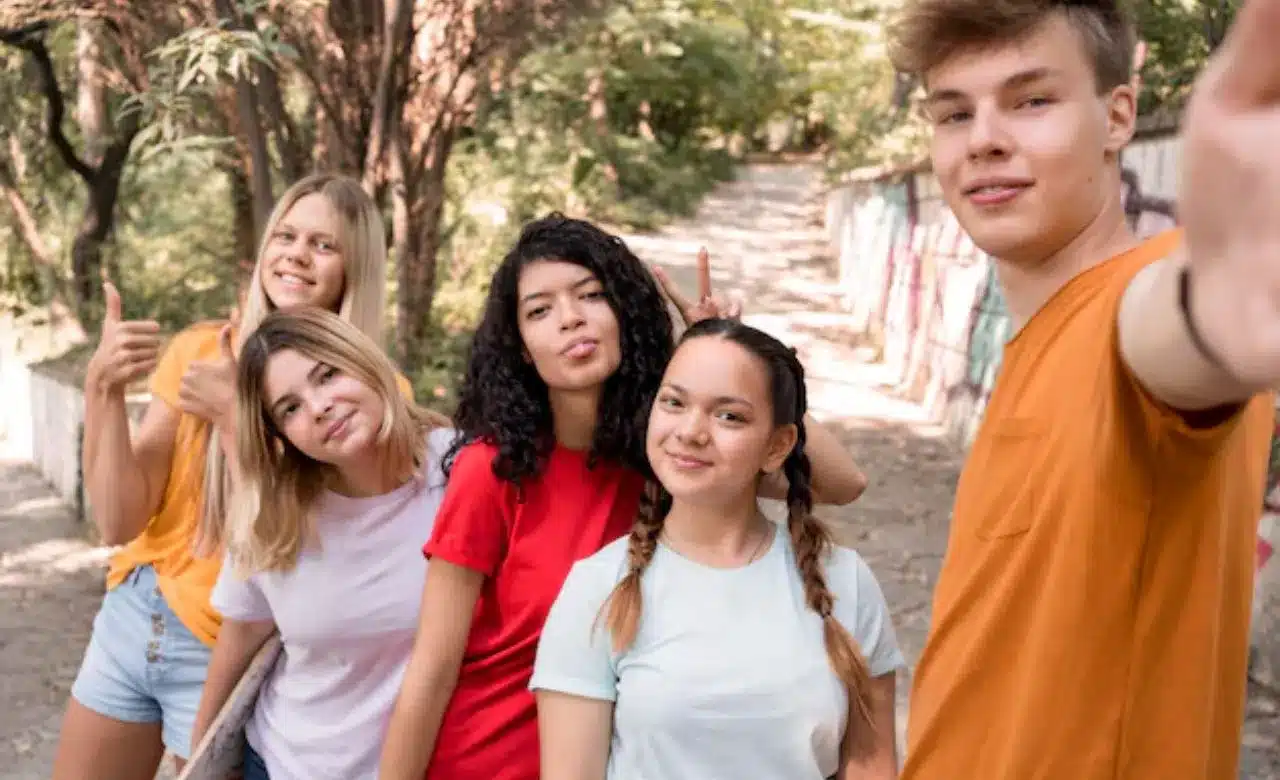 eleve se prenant en photo groupe cohesion nature