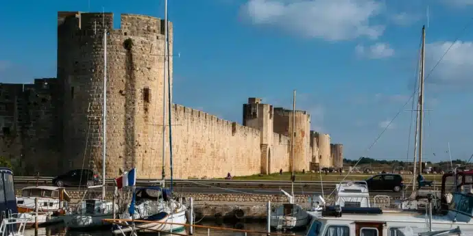 Cité médiévale d'Aigues-Mortes avec bateaux