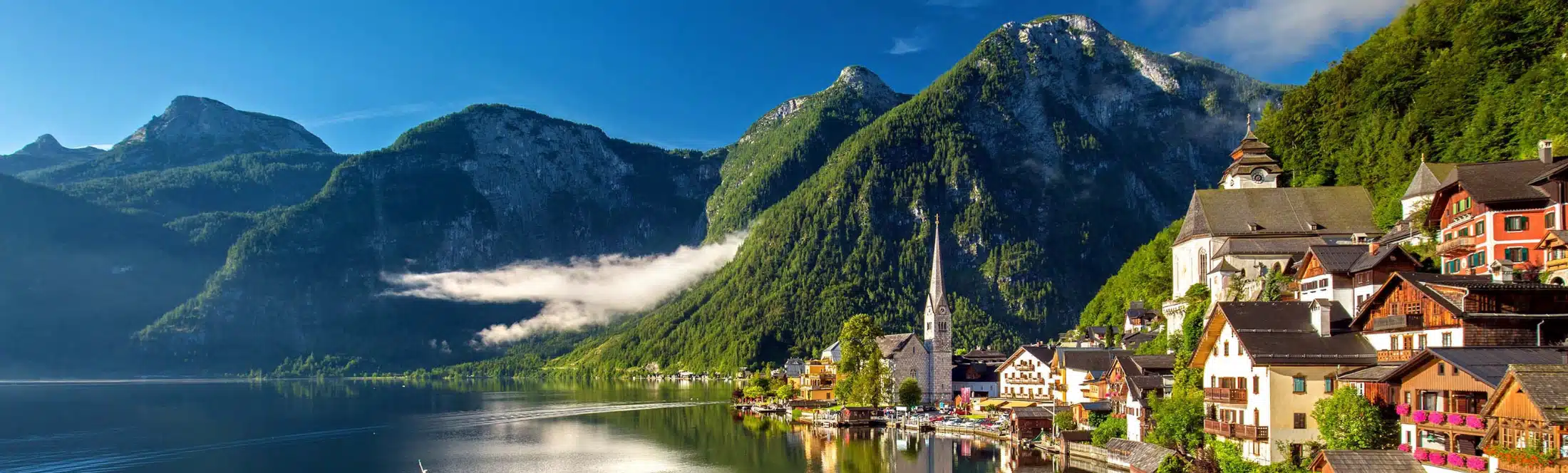 Hallstatt en Autriche village avec lac et montagnes