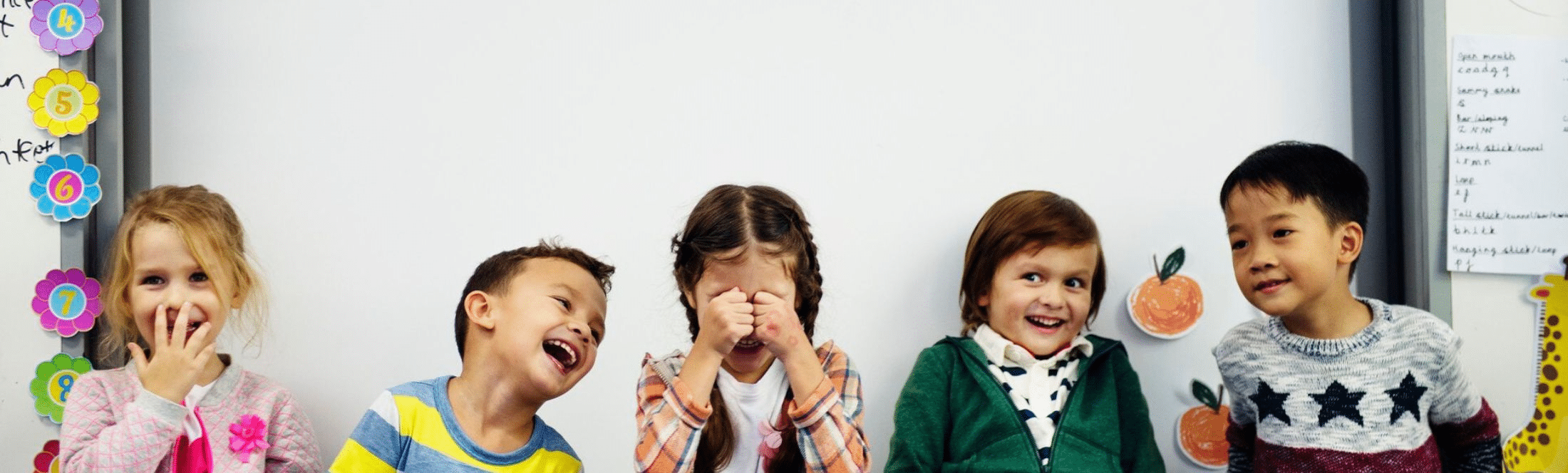 élèves en classe découverte sans cartable au sein d'une école