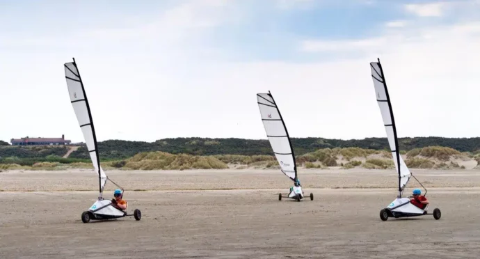 eleves en activité char à voile classe de mer