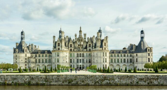 chateau de chambord avec fleuve au premier plan