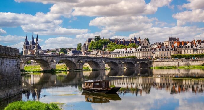 village de loire avec pont surplombant le fleuve