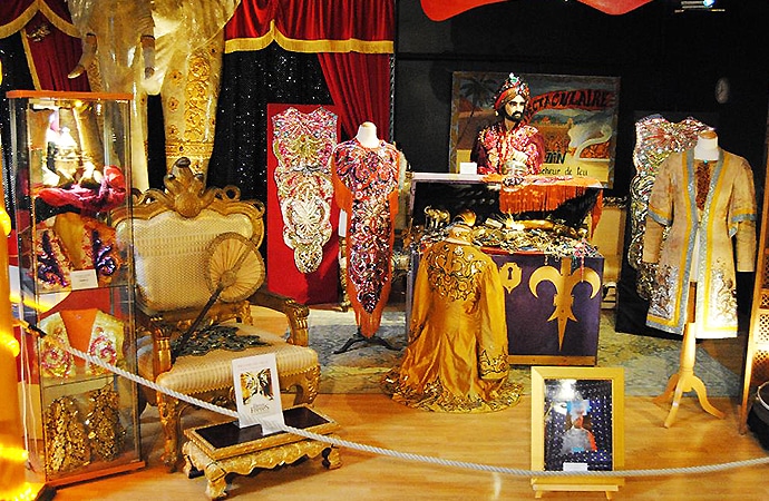 costumes et accessoires pour spectacle de cirque dans un musée