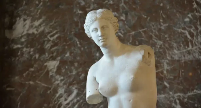 statue au louvre patrimoine île-de-france