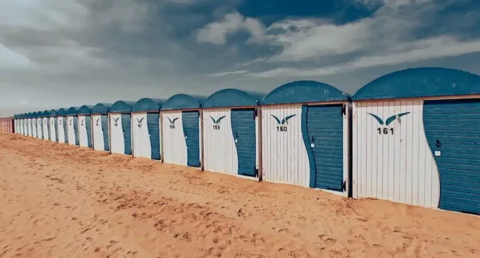 cabines bleues sur plage de dunkerque