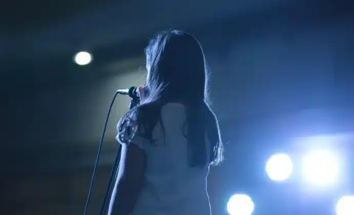 élève en classe artistique sur la scène théatre