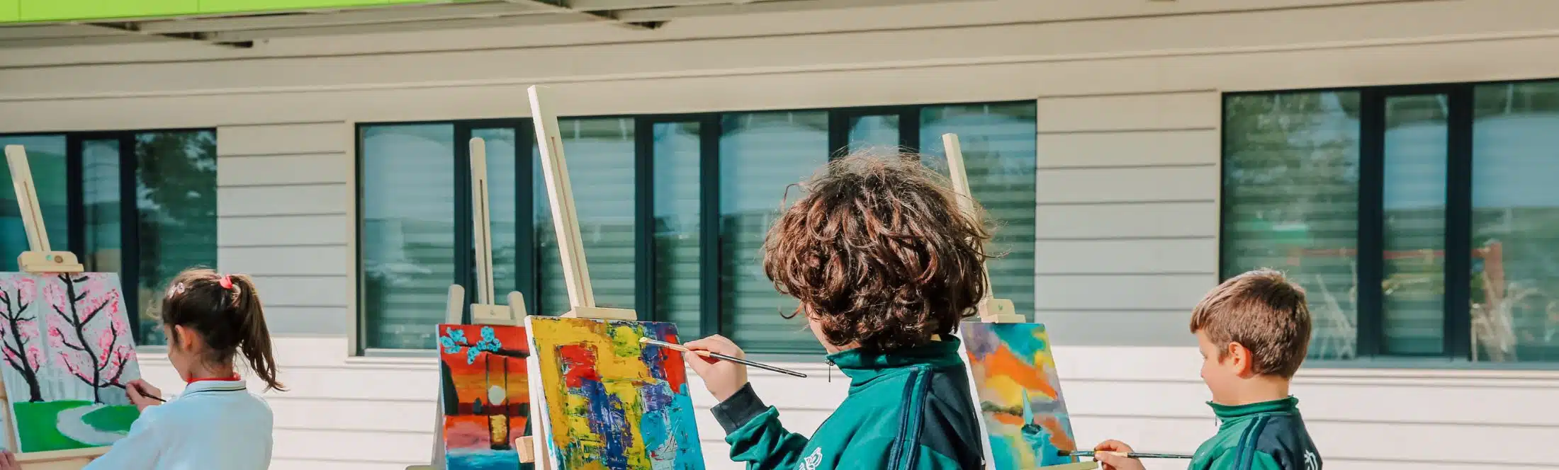 eleves en atelier peinture en classe decouverte artistique