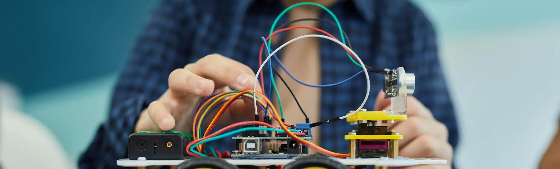 élève en projet scolaire scientifique robotique