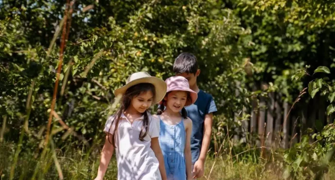 eleves en promenade dans la nature