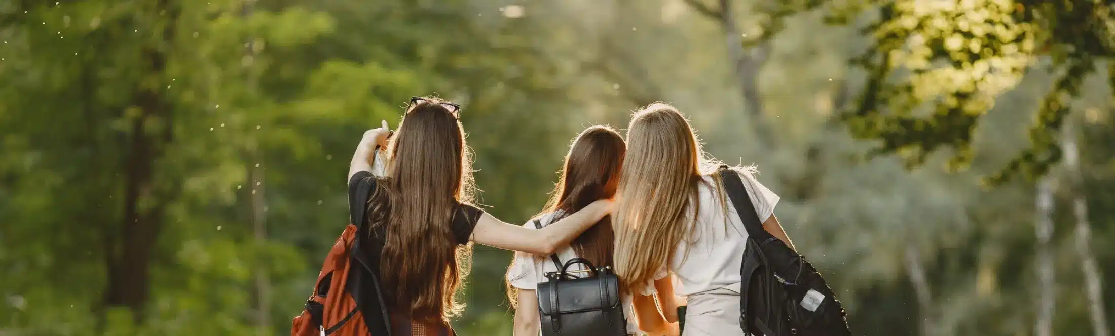 élèves en voyage solaire à l'étranger dans la nature