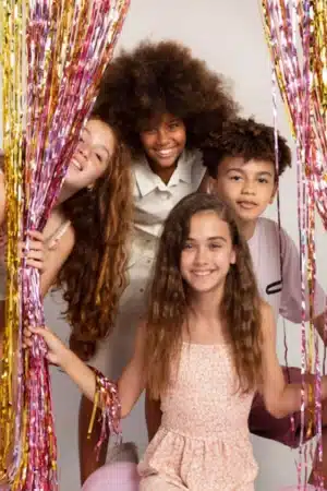 eleves derrière rideau pailleté réalisant un spectacle d'art