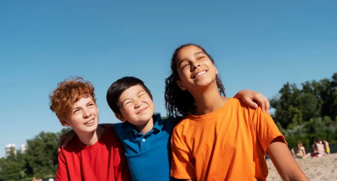 eleves sur la plage en classe de mer