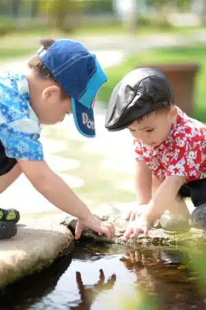 enfants jouant avec l'eau nature