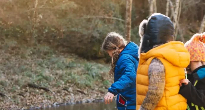 enfants près d'une rivière